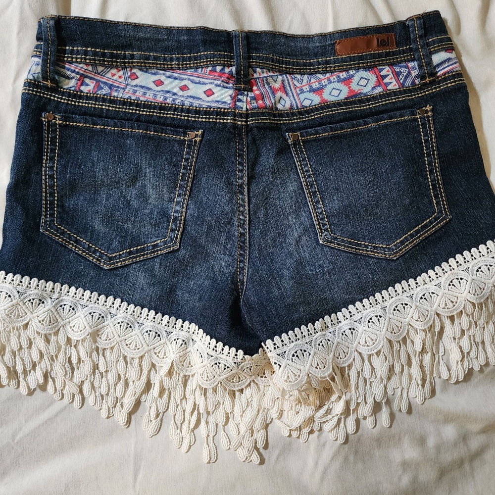 l.e.i. Ashley Lowrise Denim Shorts Junior 5 Blue Excellent Crochet Fringe Boho - Picture 10 of 11